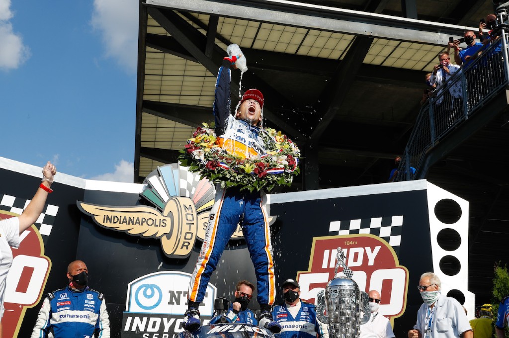 Selebrasi Takuma Sato di podium pertama Indianapolis 500. honda