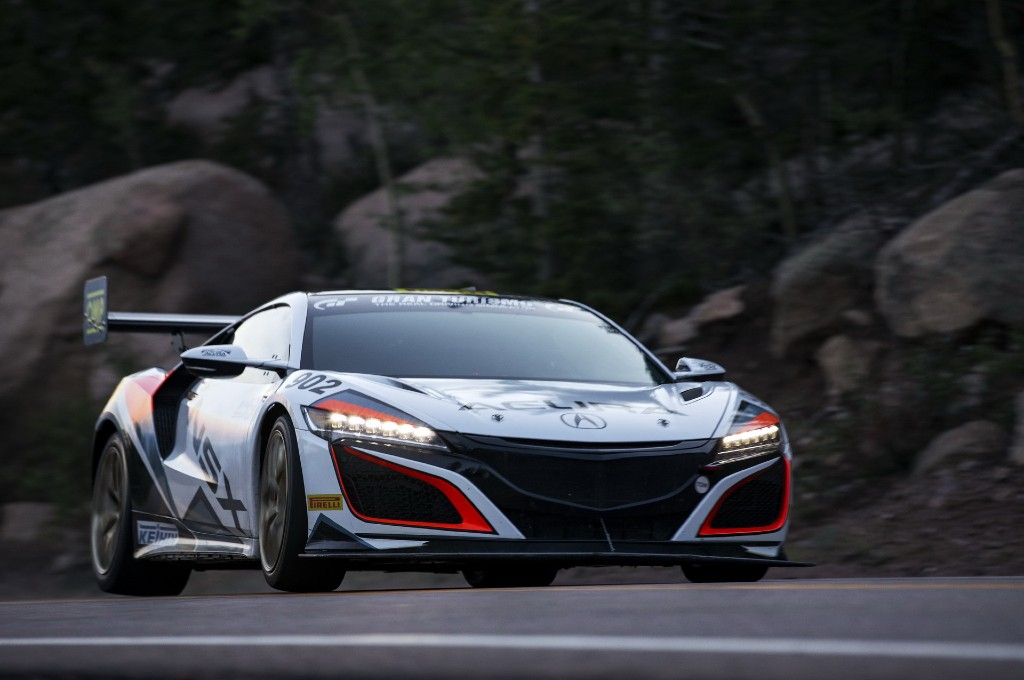 Acura NSX Hybrid cetak rekor waktu di Pikes Peak. carscoops