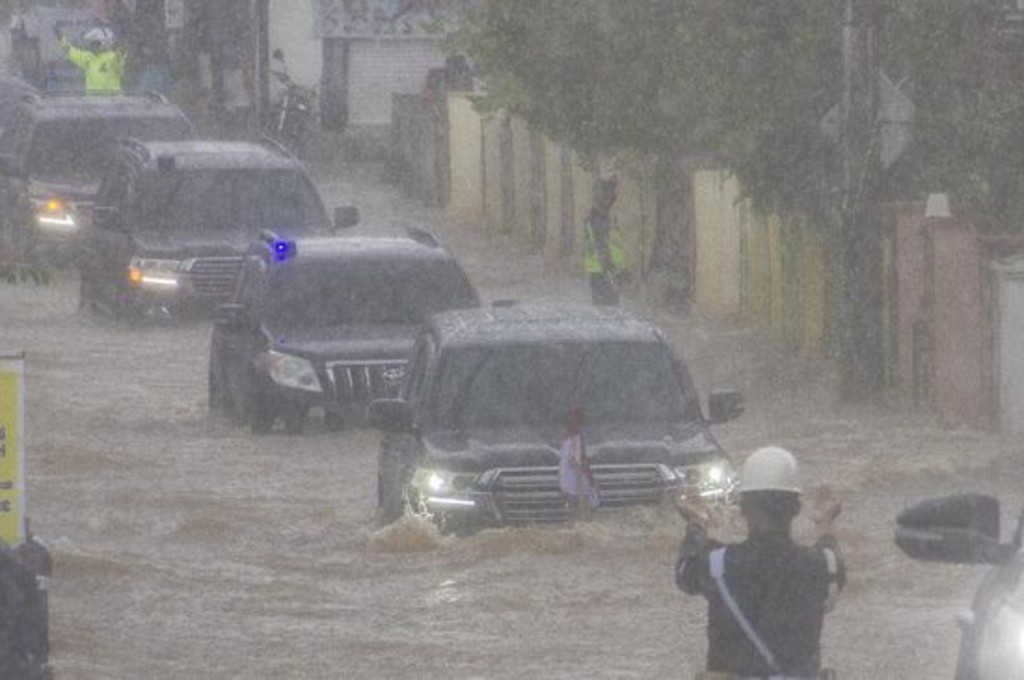 Mobil dinas Presiden Jokowi terjang banjir di Banjar, Kalsel (Foto: antara/bayu pratama)