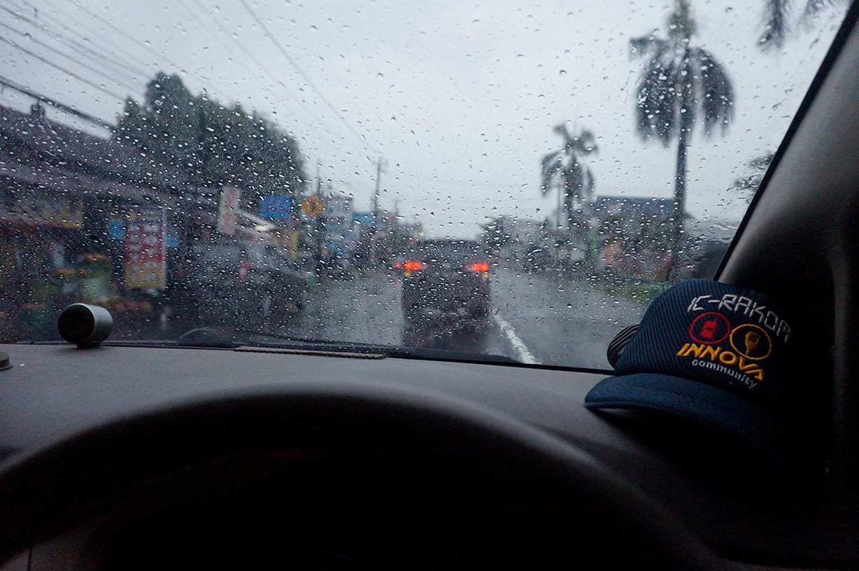 Hati-hati berkendara saat kondisi hujan. (foto: innova community)