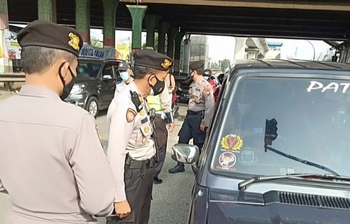 Semua kendaraan baik mobil maupun motor diperiksa petugas gabungan TNI dan Polri di Kolong Cakung - Cilincing, Senin pagi 17 Mei 2021 (Foto: IG TMC Polda Metro Jaya)