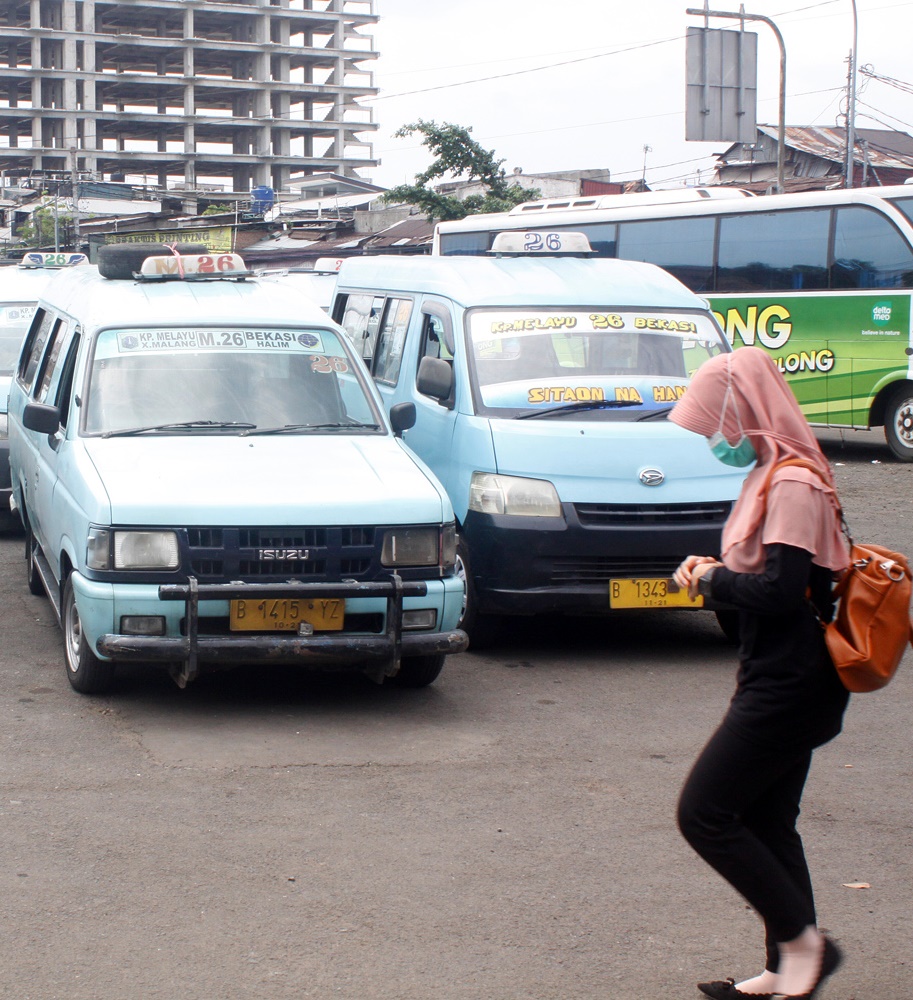 Suasana antrean angkot di terminal Kampung Melayu (Foto: Media Indonesia/BARY FATHAHILAH)