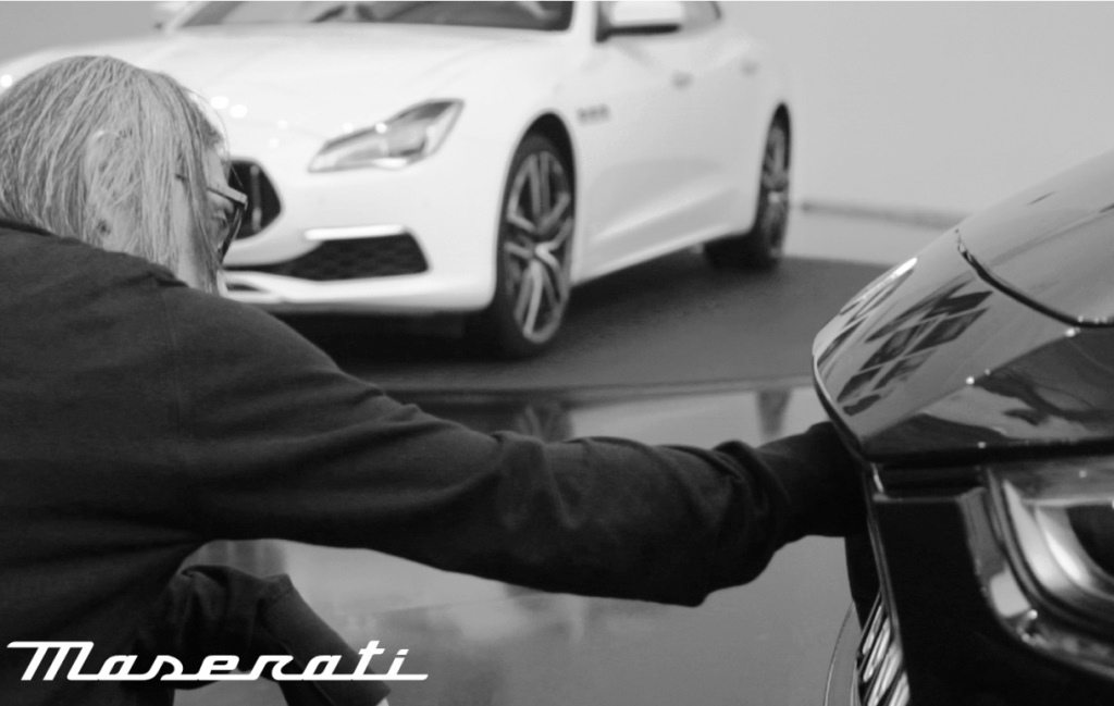 Hiroshi Fujiwara memperhatikan dengan seksama desain gril Maserati (Maserati)