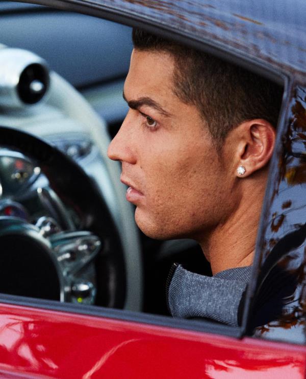 Cristiano Ronaldo berpose dalam mobil mewahnya (Foto: Ist)