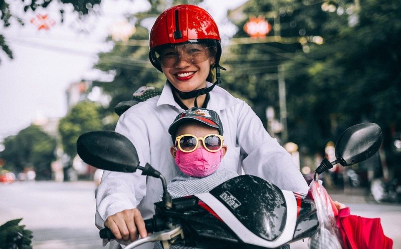 Orang tua mengendarai motor bersama anaknya (foto Pixabay)