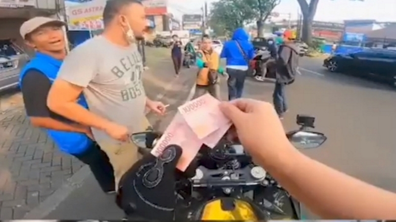 Aksi Doni Salmanan yang viral karena bagi-bagi duit di jalanan Bandung (Foto: Instagram)