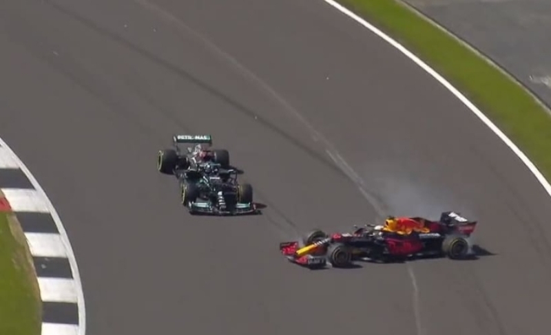 Insiden senggolan antara Max Verstappen dan Lewis Hamilton di F1 GP Inggris 2021 (Foto: Instagram F1 GP)