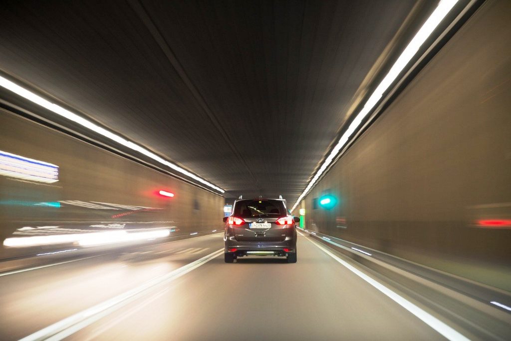 Kenapa Dilarang Mendahului Kendaraan Lain di Terowongan dan Jembatan?