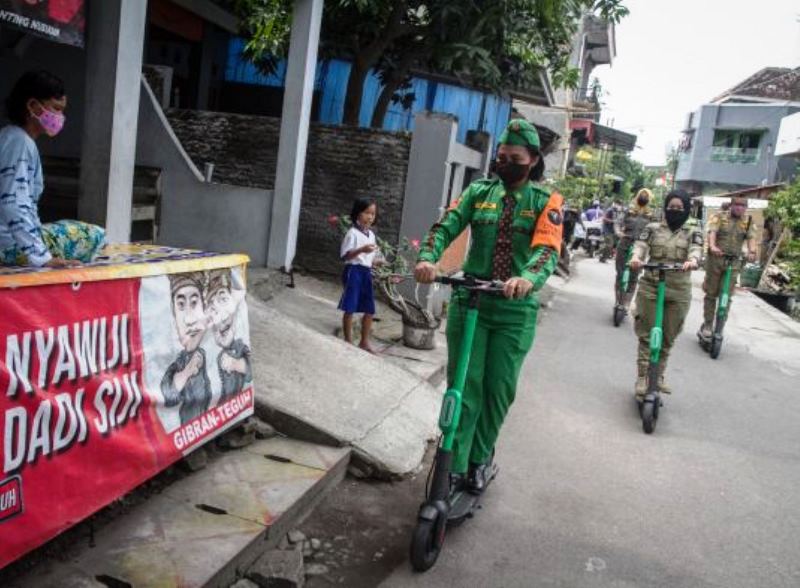 Satpol PP dan Linmas sosialisasi prokes menggunakan skuter listrik (Foto: Media Indonesia)