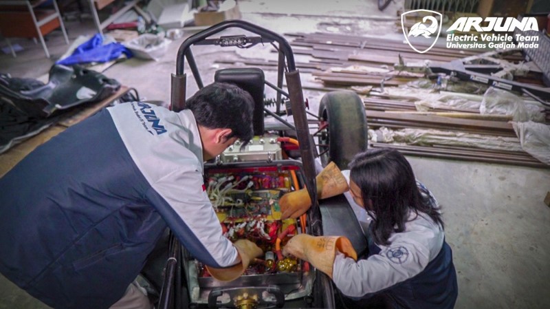 Tim Arjuna UGM sedang mendesain baterai mobil listrik dalam sebuah kompetisi berskala internasional (Foto: Tim Arjuna UGM)
