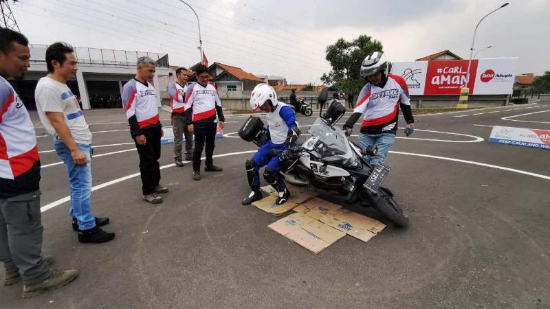 Cara mengangkat moge yang benar ketika motor terjatuh di jalan (Foto: DAM)