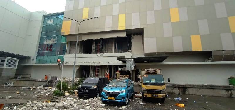 Sejumlah mobil tertimpa reruntuhan bangunan akibat Ledakan di Mal Margo City Depok (Foto: Anggi Tondi/Medcom.id)
