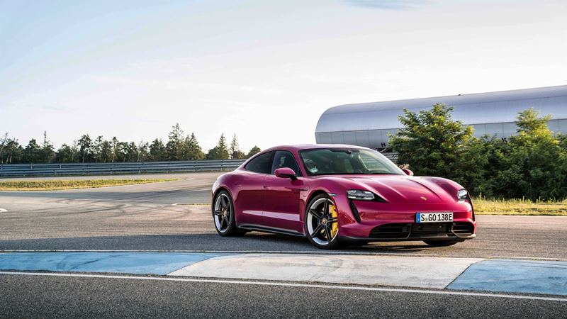 Mobil listrik Porsche Taycan bisa parkir pakai smartphone dan pilih warna sendiri (Foto: Porsche Newsroom)