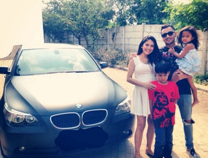 Giring Nidji bareng istri dan anak-anaknya foto disamping mobil BMW andalannya (foto Instagram Giring)
