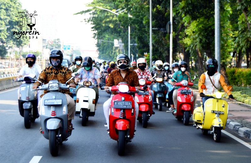 Komunitas Vespa rayakan hari batik 2021 dengan riding keliling kota dengan menggunakan baju batik (Foto: Nyorein Vespa)