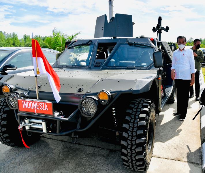 Jokowi menggunakan Rantis P6 ATAV V1 buatan Indonesia saat melakukan kunjungan ke Kalimantan (Foto: Setpres)