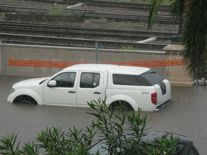 Mobil terobos banjir (WikiImages-Pixabay)