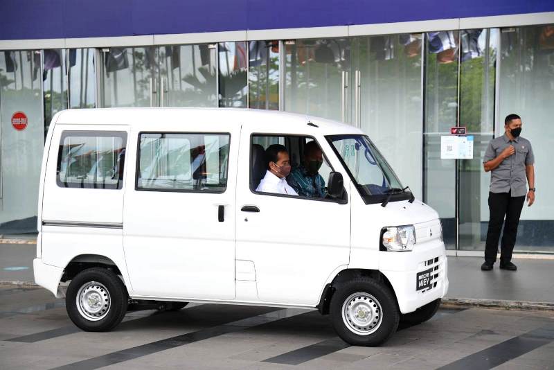 Jokowi mengemudikan Mitsubishi  Minicab-MiEV di GIIAS 2021 (Foto: Biro Pers Kepresidenan)
