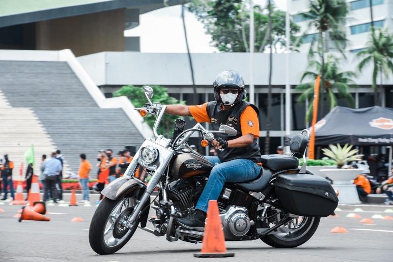 Latihan praktek safety riding di halaman Gedung Parlemen, Rumah Rakyat (Foto: HOG Anak Elang Jakarta Chapter)