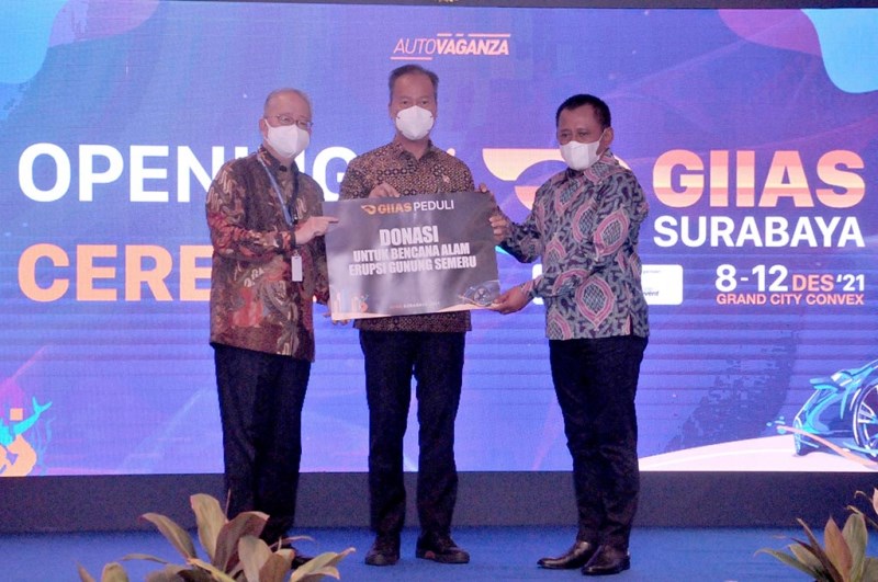 Gaikindo menyerahkan donasi hasil penjualan tiket GIIAS Surabaya 2021 untuk para korban erupsi Gunung Semeru (foto Medcom.id)