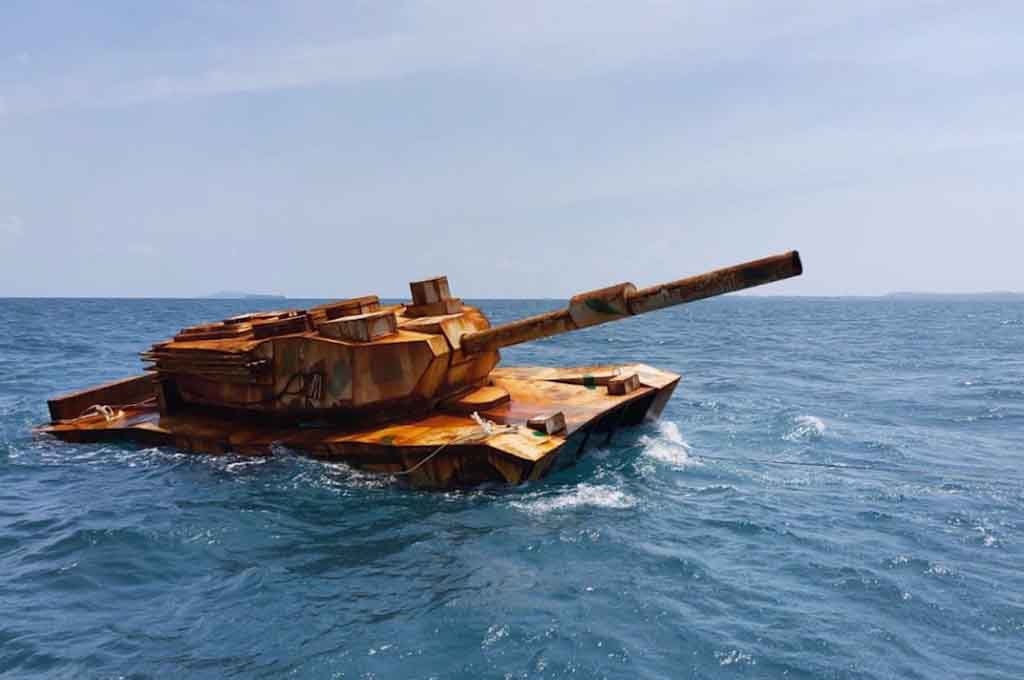 Sebuah benda menyerupai tank ditemukan mengapung di perairan Bintan. TNI AL