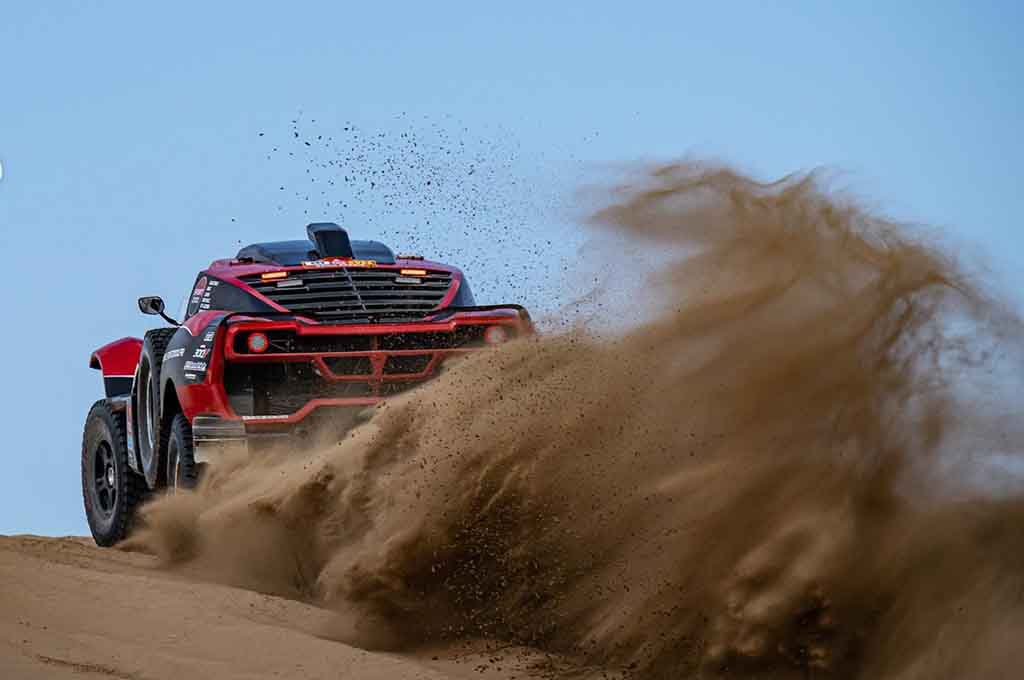 Perdana tampil di ajang Dakar Rally Arab 2022, Carlos Checa tak canggung dan langsung tampil agresif dari rekan setimnya. MD Rallye Sport 