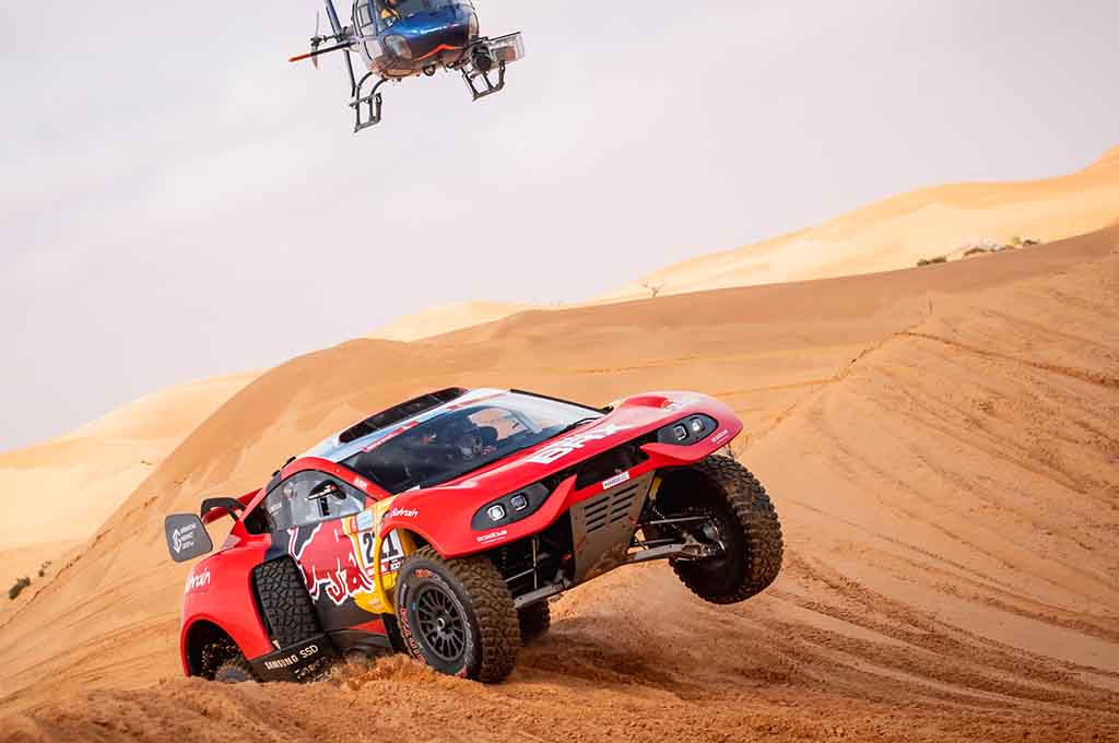 Sebastien Loeb akhirnya mengungguli Nasser Al-Attiyah setelah bertarung ketat sepanjang 338 km di etape kedua Dakar Rally Arab 2022. REdBull CP