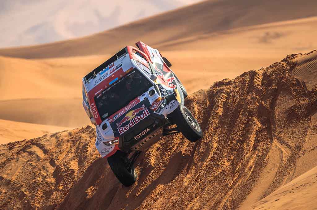 Nasser Al-Attiyah menang tipis di etape-4 karena masalah teknis yang dialami Carlos Sainz. RedBull CP