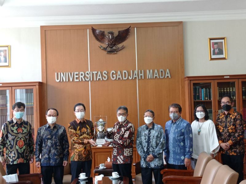 Penyerahan CSR Hino Dutro oleh Hino Indonesia kepada Universitas Gadjah Mada (Foto: HMMI)