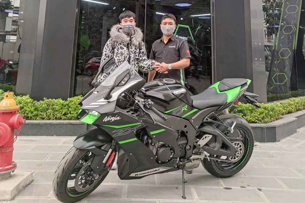Nguyen Van Nam dengan bangganya mengunggah fotonya membeli motor Kawasaki ZX-10R menggunakan uang hasil perampokan di bank. CMG