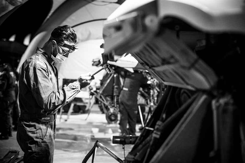 Seorang mekanik tim Dakar Rally menemui ajalnya di jalan penghubung Dakar Rally Arab etape terakhir karena tabrakan dengan truk lokal. REdBull CP