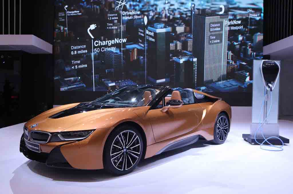 Semua kendaraan BMW akan diproduksi sebaagai kendaraan listrik mulai 2025. BMW 