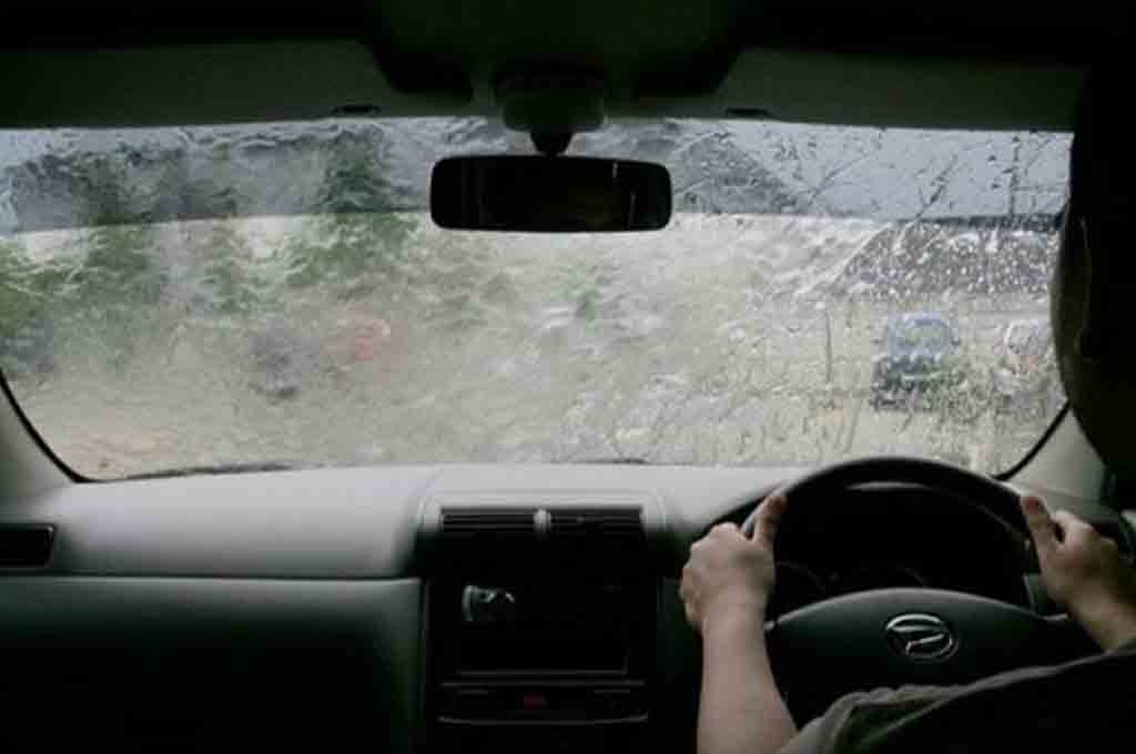 3 tips yang harus dilakukan ketika hendak berkendara di kondisi hujan, menurut Daihatsu. ADM