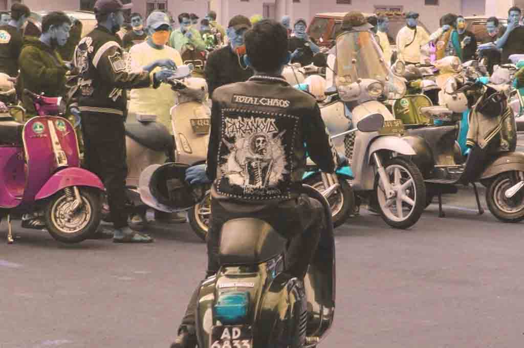 Komuntias Vespa dan Mercedes-Benz seseruan mengajak cintai tanah air. Vespa-Benz