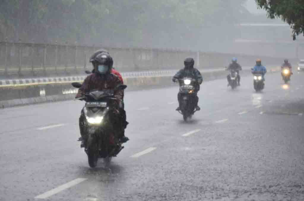 Tips berkendara saat hujan, wajib memperhatikan semua perlengkapan untuk berkendara agar tak membahayakan saat di jalan. Dok Medcom