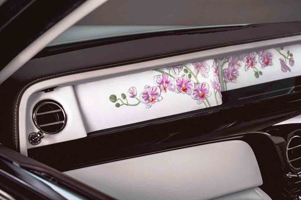 Rolls-Royce ini punya motif bunga anggrek, ketika para 'Sultan' butuh motif yang lebih bernuansa alam di dalam mobil. Rolls-Royce