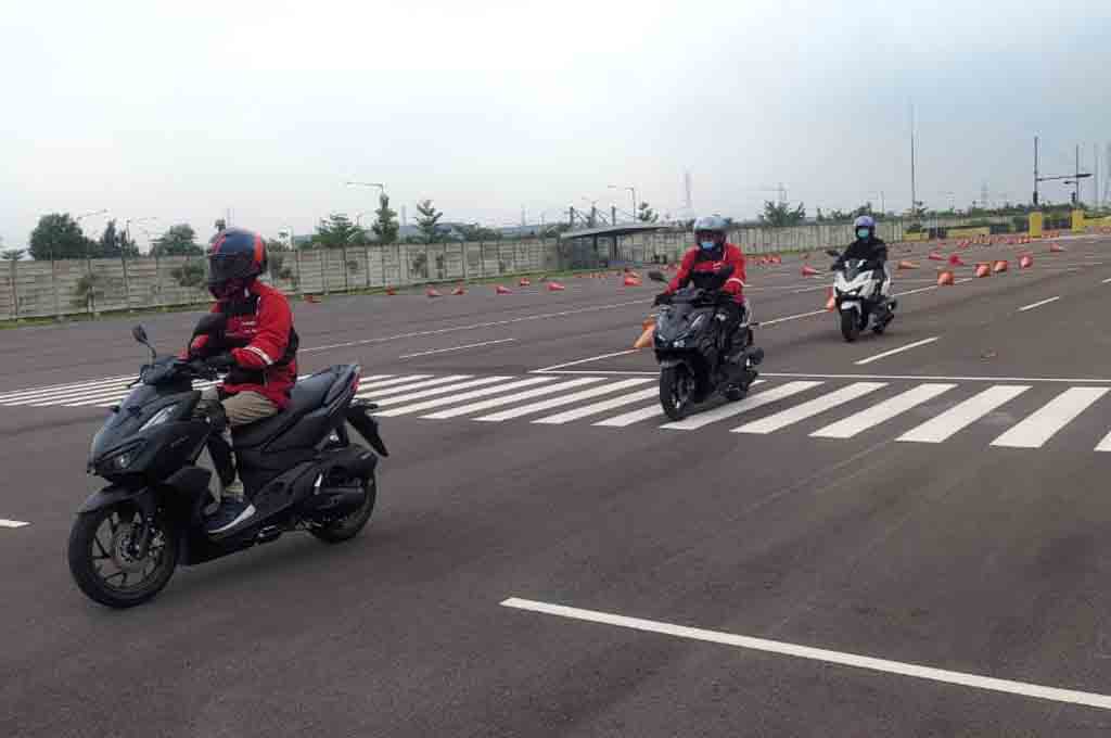 DAM fasilitasi komunitas Honda di Jawa Barat untuk menjajal motor anyar brand berlogo Sayap Mengepak itu di fasilitas safety riding terbesar mereka se-Asia Tenggara. DAM