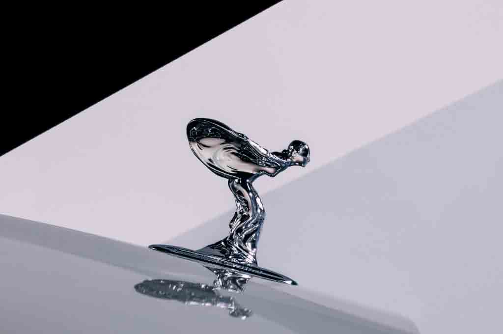 Rolls-Royce luncurkan patung logo baru dengan Spectre dengan versi yang lebih aerodinamis. Rolls-Royce