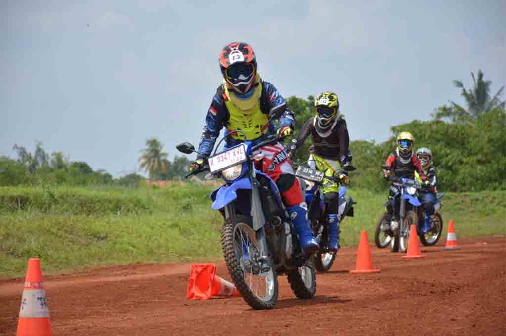 Yamaha bekali para pengguna WR 155 R dengan ilmu safety riding di trek offroad sebelum menjajal kendaraan mereka di trek offroad. Yamaha