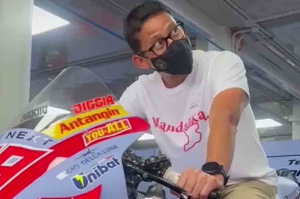 Menteri Pariwisata dan Ekonomi Kreatif, Sandiaga Uno dipersilakan naik ke Ducati GP21 tunggangan Fabio di Giannantonio dan Enea Bastiannini. Federal Oil
