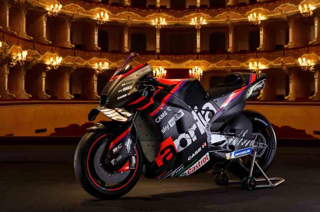 Aprilia pasang target tinggi untuk bisa tampil kompetitif di MotoGP 2022. Aprilia