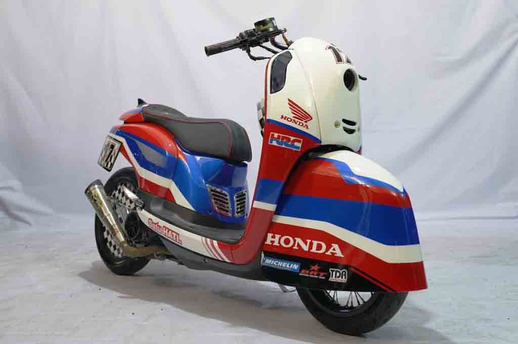 Honda Scoopy ini terisnpirasi dari balap drag ala Eropa. HMC