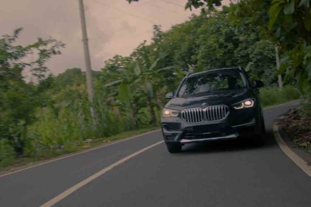 Ada penampakan 4 model mobil BMW di mini series Singkong Keju. Astra BMW