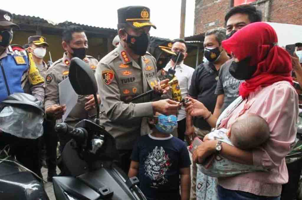 Ojol perempuan ini dibelikan motor oleh Presiden Jokowi menyusul kejadian nahas yang dialaminya yaitu kemalingan motor. Antara