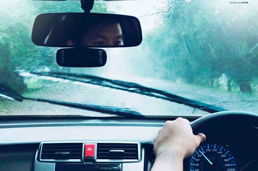 Berkendara di musim hujan dibutuhkan perhatian khusus agar keselamatan berkendara terjaga. Asuransi Astra
