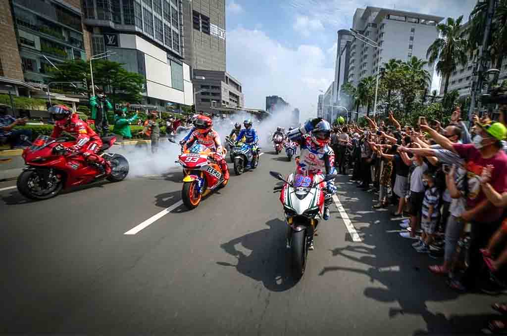 Para pembalap MotoGP mengikuti parade berkeliling di Jakarta menggunakan identitas motor masing-masing pagi menjelang siang tadi. MotoGP