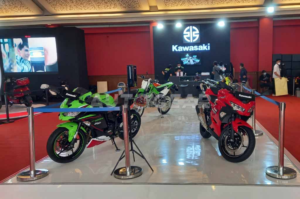 Main-main ke booth Kawasaki di pameran IIMS Hybrid 2022, jangan lupa uji coba motor terbarunya di zona test ride. KMI