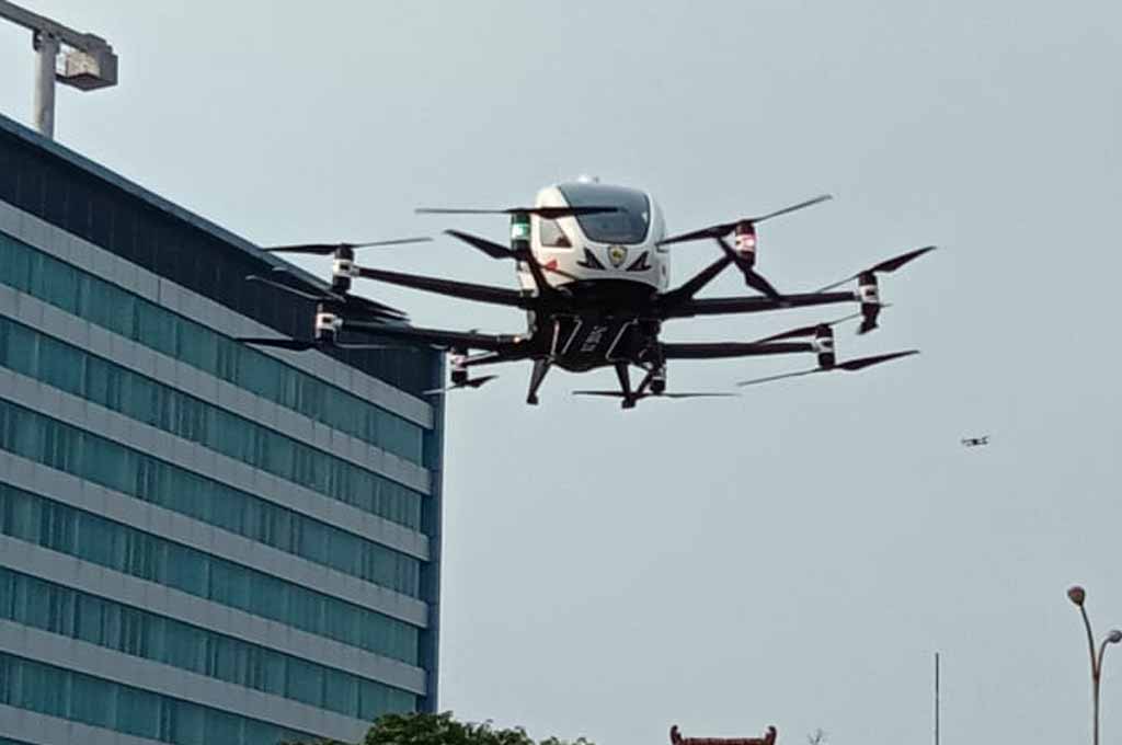 Mobil terbang EHang 216 ternyata sudah terpesan 100 unit, di momentum IIMS 2022 pn sudah dilakukan uji terbang mobil dengan konsep drone itu. AG - S Alun S