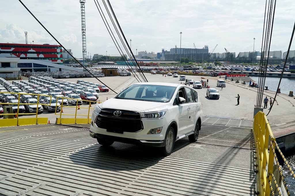 Toyota pasang target tinggi ekspor kendaraan khusus CBU. Ini jadi salah satu cara bagi mereka untuk mengembalikan kekuatan perekonomian nasional. TMMIN