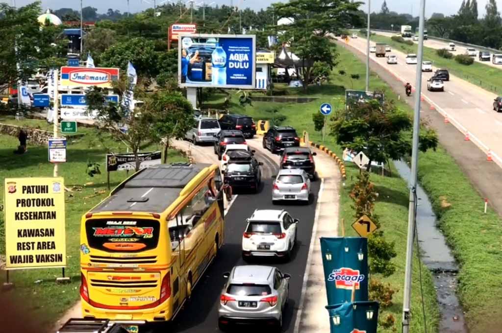 Sebagian besar rest area di jalur mudik mulai padat dan petugas melakukan buka tutup untuk menghindari kemacetan di dalam rest area. SS MetroTV